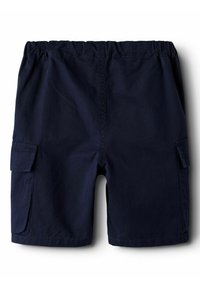 Marinblå cargoshorts i bomull, med elastisk midja, två sidfickor och en mjuk yta. Shorts har en knälång passform.
