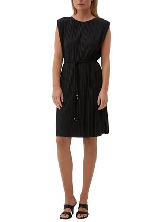 Zwarte geplooide jurk met een ronde halslijn, korte mouwen en een gestrikt riemdetail. Heeft een soepele textuur en valt boven de knie.