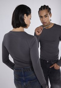 YOURTURN 2 PACK UNISEX - T-shirt à manches longues - dark grey/black