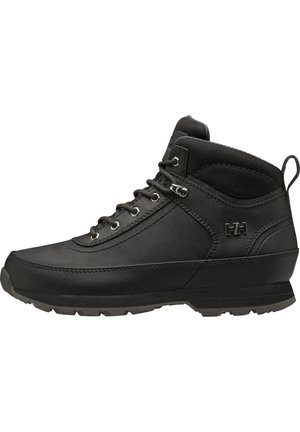 Bota de senderismo negra con parte superior de cuero suave, cuello de textil y suela de goma. Presenta ojales de metal y un logo prominente en el lateral.