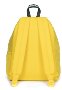 Zaino giallo realizzato in tessuto resistent, dotato di spallacci imbottiti, una maniglia superiore e una tasca laterale in rete per oggetti piccoli.