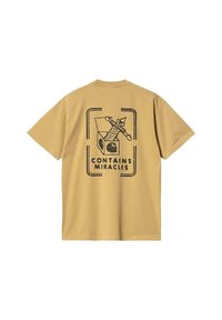 Camiseta tan de manga corta y corte relajado, que presenta un diseño gráfico negro de un personaje juguetón y el texto "CONTENIDO MILAGROS" en la parte posterior.