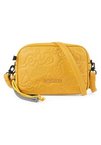 Bolso cruzado de imitación piel texturizada amarilla con logotipo en relieve, correa ajustable y detalles de flecos. Cuenta con cierre de cremallera y acentos con estampado.