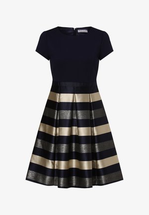Vestido azul marino de manga corta con cuerpo ceñido y falda acampanada que presenta franjas horizontales anchas alternas en dorado metálico y negro brillante.