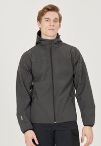 Sort softshell-jakke med fuld frontlynlås, justerbar hætte, sidelommer og elastiske manchetter. Glat tekstur og ergonomisk design.
