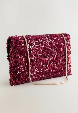 Geantă de mână acoperită cu paiete bordeaux, având o curea de lanț aurie. Formă rectangulară, cu o textură netedă și un finisaj lucios.