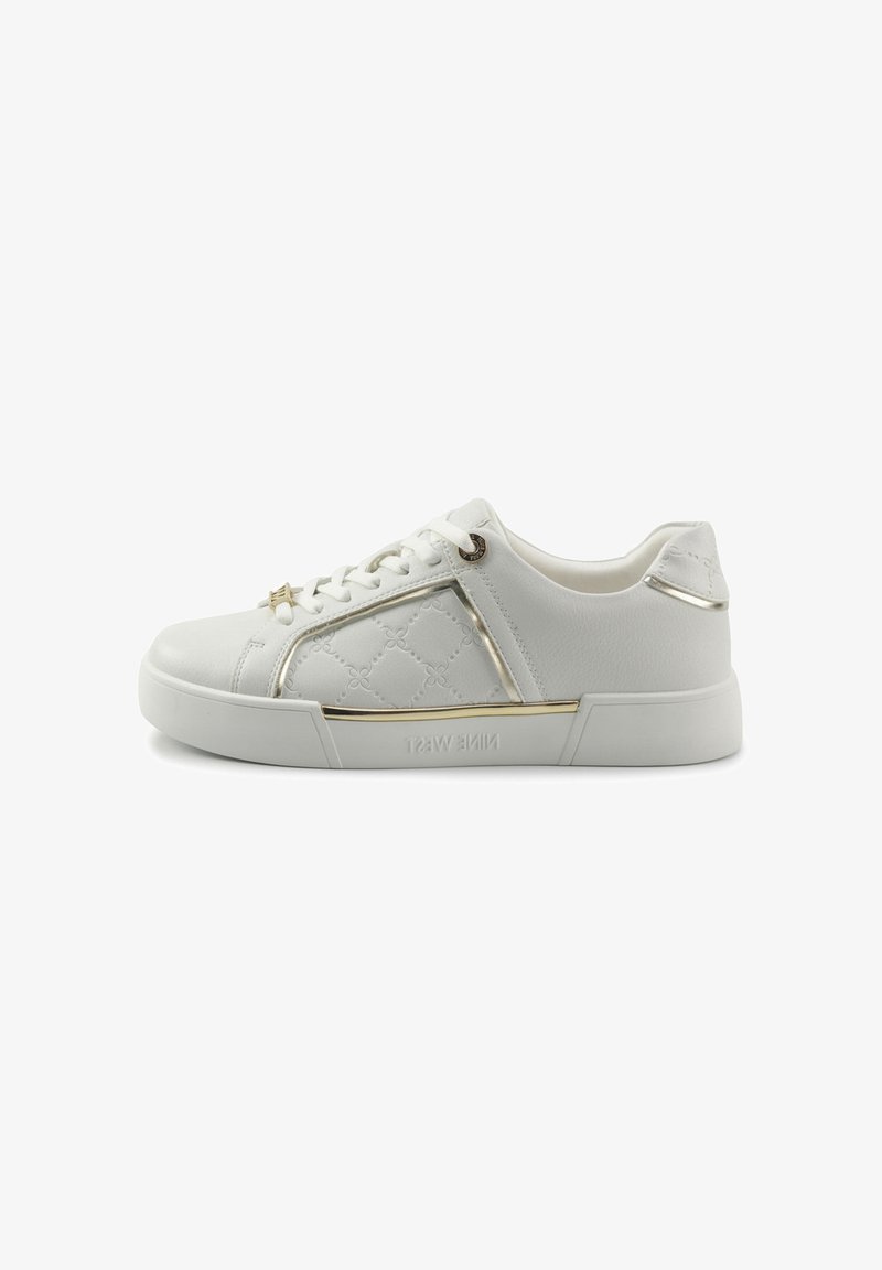 Zapatilla blanca hecha de cuero sintético. Presenta un patrón en relieve, acentos dorados, cordones redondos y una suela de goma plana.