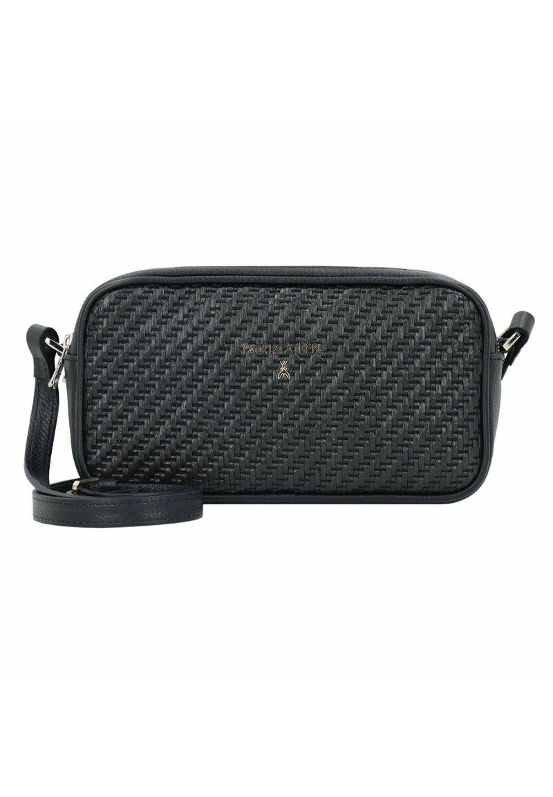 Borsa a tracolla nera intrecciata con dettagli in pelle, caratterizzata da una forma rettangolare, una tracolla regolabile e un logo metallico sulla parte anteriore.