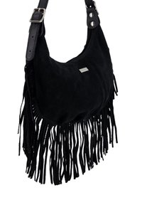 Sort ruskind skuldertaske med frynser, blød tekstur, justerbar læderrem og sølvfarvede metalbeslag.