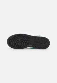 Jordan AIR JORDAN 1 LOW UNISEX - Sneakers basse - white/black/green glow