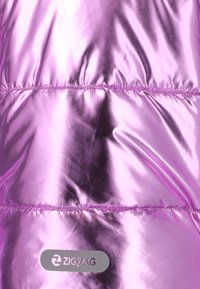 Glänzende, metallische rosa Daunenjacke mit gesteppten Bereichen und kontrastierenden lila Nähten. Verfügt über ein graues Logo-Patch auf der unteren rechten Seite.