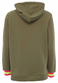 Felpa verde oliva con tasca frontale a marsupio, cappuccio con cordino e polsini a righe rosa e verde lime. Tessuto morbido, vestibilità comoda.