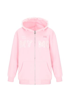 Różowa bluza z kapturem na zamek z falbaną na krawędzi kaptura, z napisem „MY MO” w białym kolorze, kieszenią oraz ściągaczami na rękawach. Materiał wydaje się miękki i przytulny.