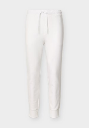 Λευκό στενό παντελόνι jogger με ελαστική μέση και κορδόνι, ριμπ τελείωμα στους αστραγάλους, εμφανίζεται σε απλό φόντο.