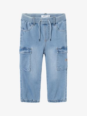 Pantalons cargo en denim bleu clair avec une taille élastique, cordon de serrage et poignets froncés. Comprend deux poches latérales et deux poches cargo.