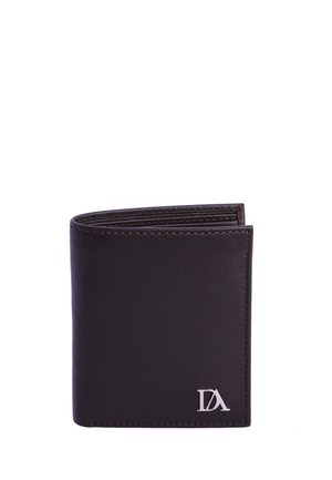 Cartera de cuero marrón oscuro de tipo bifold con costuras visibles y un pequeño logo plateado "DA" en la esquina inferior derecha, sobre fondo blanco.