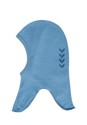 Helle blaue Kapuzenkleidung aus glattem Stoff. Verfügt über Ausschnitte für das Gesicht und das Kinn, mit einem dekorativen Muster aus dunkelblauen Pfeilen an der Seite.