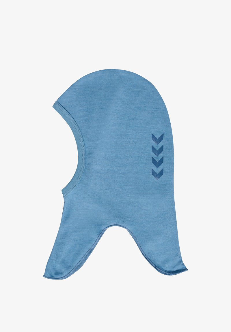 Ljusblå huva gjord av slät tyg. Har utskärningar för ansikte och haka, med ett dekorativt mönster av mörkblå pilar på sidan.