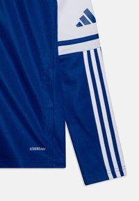 Blauwe sporttrui met witte accenten; bevat drie strepen op de mouwen, "AEROREADY"-branding en een soepele, ademende stoftextuur.