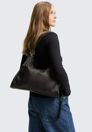 Schwarze Lederhandtasche mit einer genarbten Textur, ausgestattet mit einem geflochtenen Schulterriemen und einer weichen, dreieckigen Form.