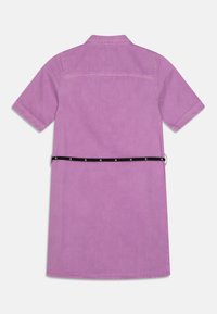 Liliowa sukienka o krótkim rękawie, wykonana z miękkiego materiału z kołnierzykiem, z czarnym paskiem z białymi akcentami dla regulowanego dopasowania i interesującego designu.