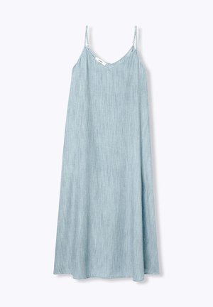 Robe nuisette midi côtelée bleu clair avec fines bretelles spaghetti et encolure en V, suspendue sur fond blanc.