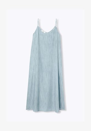 Robe nuisette midi côtelée bleu clair avec fines bretelles spaghetti et encolure en V, suspendue sur fond blanc.