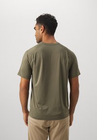 Nike Performance READY - Spordi T-särk - medium olive/black