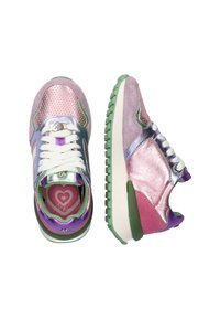 Kolorowe trampki z mieszanką metalicznych materiałów w odcieniach różu, fioletu i zieleni, z perforowanymi detalami, białymi sznurówkami i zielonymi gumowymi podeszwami.