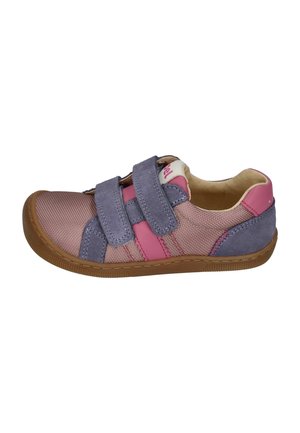 Kinderschuh mit rosa- und lilafarbenem Stoff, zwei lilafarbenen Klettverschlüssen und brauner Gummisohle, von der Außenseite betrachtet.