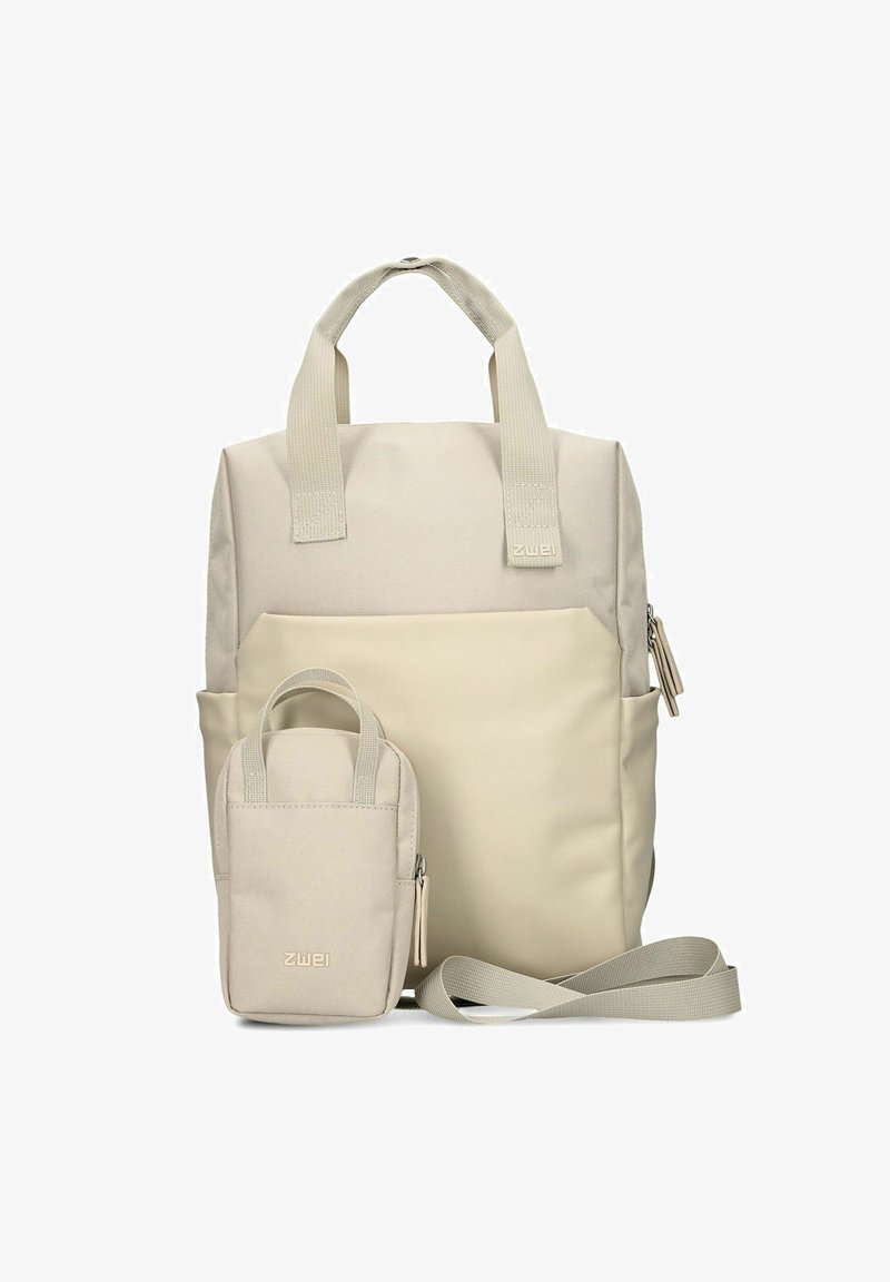 Zaino in tessuto beige con due manici robusti e una tasca frontale. Include una piccola pochette staccabile con cerniera e una tracolla coordinata.