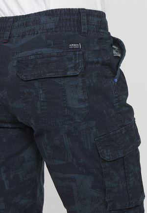 Pantaloni cargo in tessuto blu scuro con un motivo testurizzato, vita elastica, tasca laterale e dettaglio logo sulla tasca posteriore.