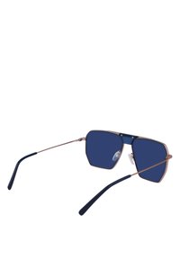 Occhiali da sole esagonali con lenti blu navy, montatura in metallo con finitura oro rosato e dettagli in gomma blu sulle tempie. Includono anche naselli regolabili.