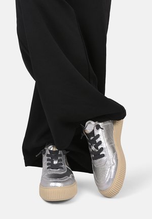 OAKLI - Trainers - silber