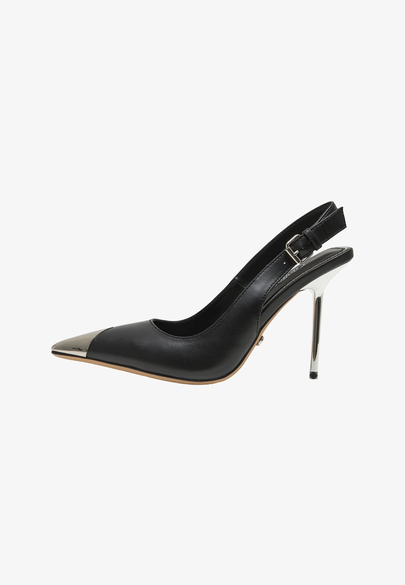 Escarpin à talon aiguille en cuir noir avec bout pointu en métal argenté et bride réglable avec boucle.