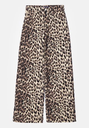 Leopardmønstret vid bukser lavet af bomuldsblanding. Funktioner høj talje, knaplukning og forlommer. Farvepaletten inkluderer beige og sort.