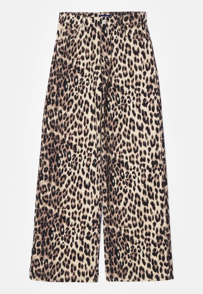 Leopard print wide-leg trousers made of cotton blend. Features a high waist, button closure, and front pockets. Color palette includes beige and black.