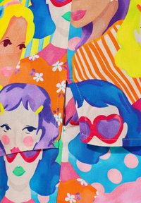 Tessuto multicolore con volti femminili illustrati, caratterizzati da vari stili di acconciature, occhiali da sole e motivi floreali. La texture appare liscia e leggera.