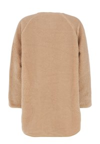 Beige fleecetrui met een gemêleerd, zacht oppervlak, lange raglanmouwen en een ronde zoom. Geen zichtbare hardware of versieringen.