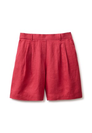 Rote Leinen-Shorts mit Falten, Gürtelschlaufen und seitlichen Taschen, flach auf weißem Hintergrund gelegt.