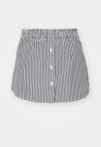 Jupe courte à rayures noires et blanches avec une taille élastique et cinq boutons sur le devant ; tissu léger avec une texture lisse.