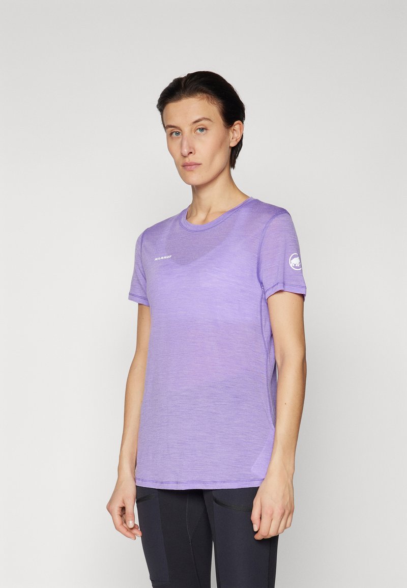 T-shirt sportivo viola con maniche corte, tessuto leggero, scollatura tonda e un piccolo logo sul petto e sulla manica.