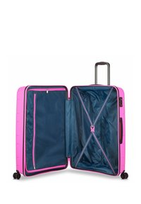 Hartschalentrolley in kräftigem Pink mit einem schwarzen Reißverschluss, geöffnet, um ein blaues Inneres mit einem Netztaschenfach und Kreuzgurten zu zeigen.