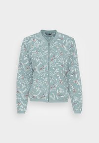 Světle tyrkysová bomber bunda s předním zipem, zdobená bílým listovým vzorem a malými barevnými ptáky.