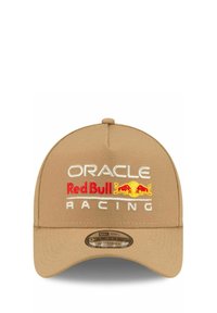 Khaki-Baseballcap mit gebogenem Schirm, mit gestickten Logos: "ORACLE", "Red Bull" und "RACING" in verschiedenen Farben. Verstellbare Größe.