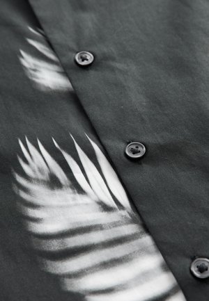 Cămașă cu nasturi din material negru, având un imprimeu alb cu frunze de palmier. Include nasturi închiși la culoare și o textură netedă, mată.