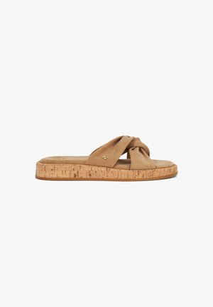 Sandales à glissière en suede tan avec un design de lanière nouée, se distinguant par une semelle en liège pour un peu de hauteur et de texture.