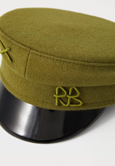 Olivově zelená vlna čepice s černým lesklým šrimlem, s dekorativními zeleně vyšitými iniciály "RB" na přední straně.