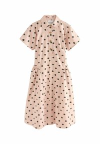 Un vestido rosa de botones con mangas cortas y lunares negros, que presenta una cintura fruncida y un diseño de cuello.