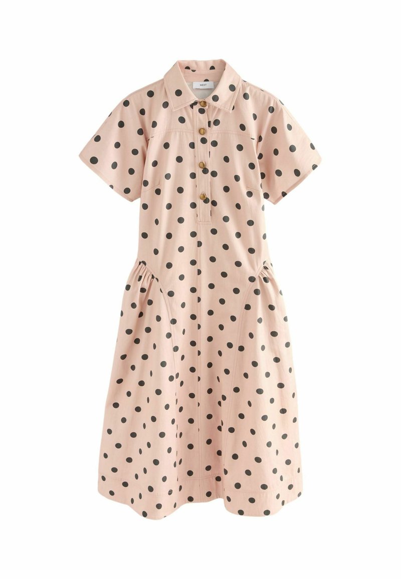 Une robe rose à boutons avec des manches courtes et des pois noirs, présentant une taille froncée et un design de col.